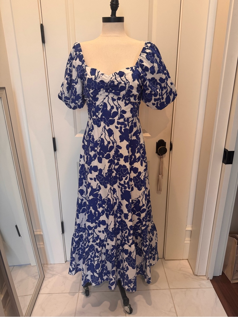 Blue and White Floral Puff-Sleeve Maxi Dress with Sweetheart Neckline